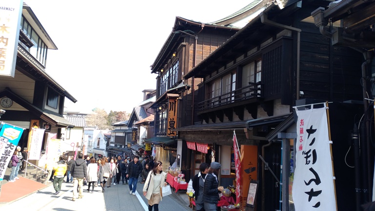 成田山表参道に建つ川豊本店の外観