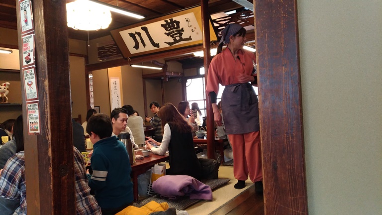 木の柱と座敷が印象的な川豊本店の2階席