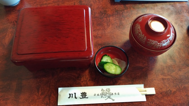 川豊本店の赤い重箱ときも吸、おしんこ