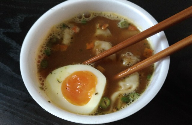 ゆで卵を加えたマルちゃんのスープカレーワンタン