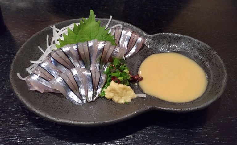 吾愛人で食べたきびなごの刺身
