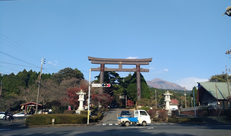 霧島神宮へ向かう山道