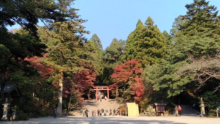 霧島神宮の朱色の社殿