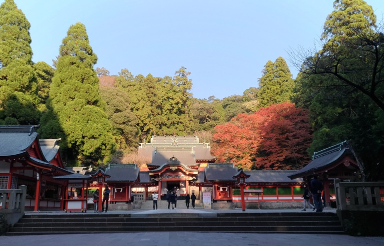 紅葉に囲まれた霧島神宮の境内