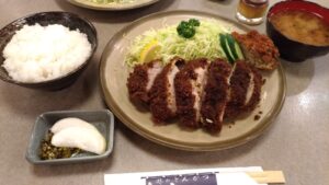 味のとんかつ丸一で食べた厚切りの黒豚とんかつ