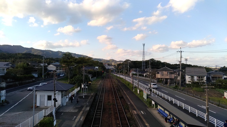 指宿枕崎線の車窓から見た海と単線の線路