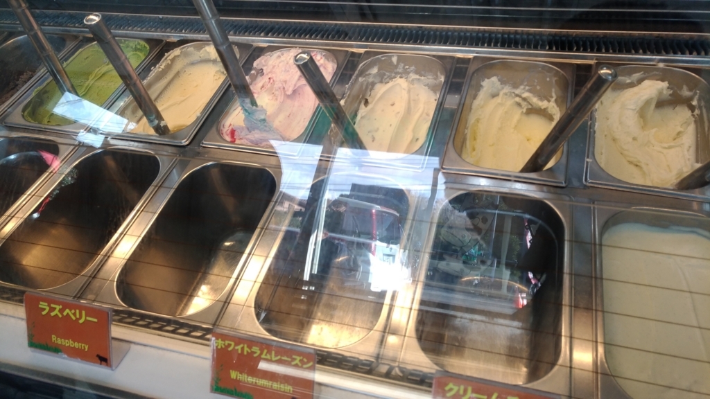 飯田牧場のジェラートが並ぶショーケース