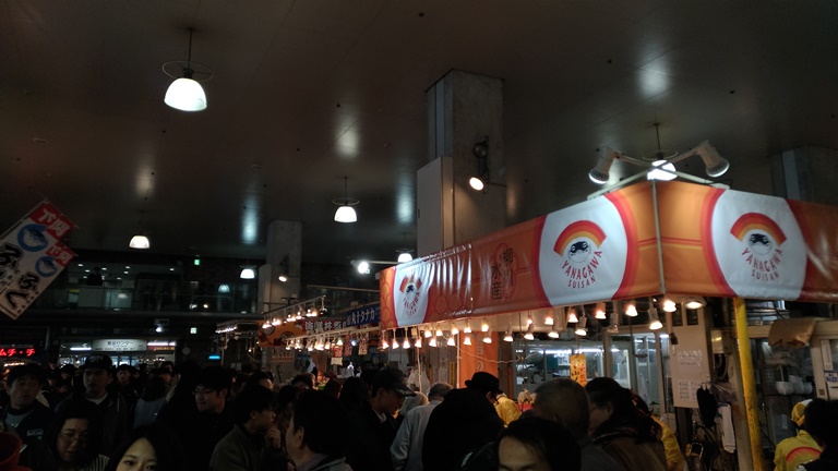 寿司や海鮮を販売する唐戸市場の店頭