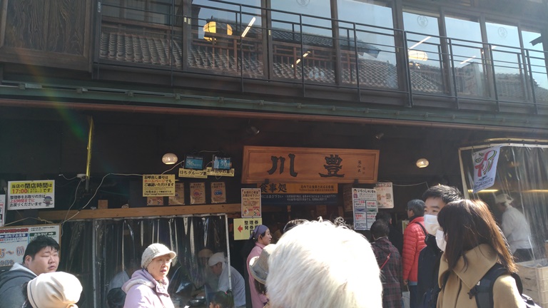 多くの来店客でにぎわう川豊本店の店頭