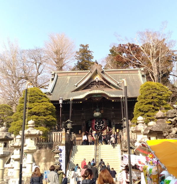成田山新勝寺の仁王門へ続く石段